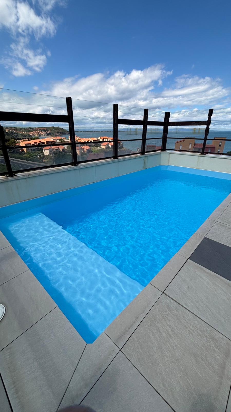Piscine avant rénovation : gresite bleu décollé et carreaux manquants